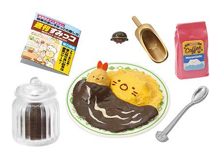 Sumikkogurashi Café miniature set with Neko-themed omelette hayashi rice, a coffee bag, scoop, glass jar, spoon, and miniature magazine.